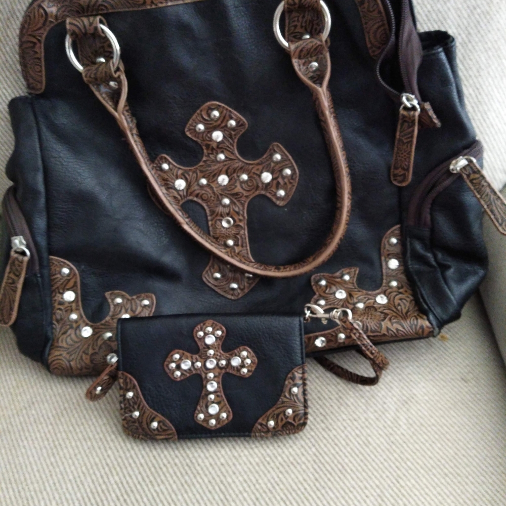 Black & tan purse with matching wallet